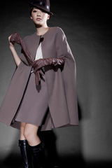 组图：应采儿拍大片玩双生 别出心裁展现互动趣味