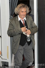 组图：《炎夏》记者会 贝鲁奇中性装亮相也妩媚