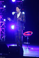 组图：赵寅成格纹西装暖心互动 粉丝热情嗨全场