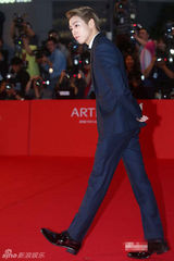组图：李玹雨金发狼奔头亮相釜山红毯显绅士
