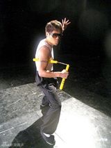 幻灯图：曹格拍音乐特辑 扮刘德华李小龙过足戏瘾