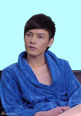 组图：冯铭潮浴袍写真 拍“床戏”起鸡皮疙瘩