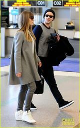 组图：贾斯汀携娇妻现身机场 女方全程黑面