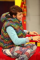 高清图：《美丽密令》主创聊天 阿Sa(蔡卓妍)表情多变