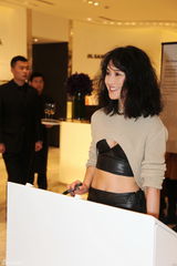 组图：陈燃潮装出席活动露腰显个性魅力