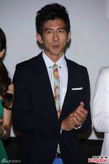 组图：王心凌穿婚纱摔倒 装傻避谈姚元浩