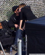 组图：皮特变“狗仔”对朱莉如痴如醉 探班大方拥吻