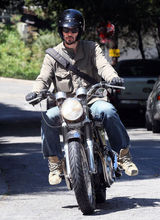 高清组图：基努-里维斯骑摩托车出游 黑超遮面