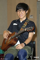 组图：卢广仲不畏台风彩排 郭采洁探班送补品