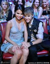 组图：2011青少年选择奖 比伯和女友亲吻晒甜蜜