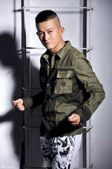 组图：杨志刚军装写真 威武中硬气十足