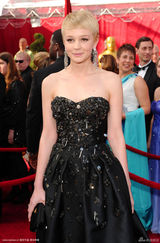 高清组图：凯芮-穆里根亮相黑裙优雅俏皮可人