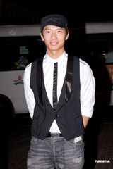 幻灯图：无线高层乐易玲庆生 黄宗泽等道贺两手空空 