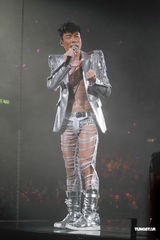 高清组图：许志安香港性感开唱 郑秀文现身不许求婚