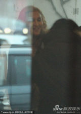 高清图：麦当娜现身柏林 小男友恩爱相伴