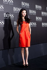 组图：景甜现身品牌时装秀 红色吊带不失妩媚