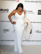 组图：卡戴珊白裙亮相奥斯卡派对 秀傲人上围