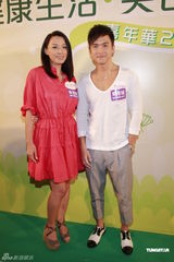 高清组图：陈炜现身秀厨艺 为烹饪比赛任评委