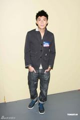 组图：谭咏麟现身跳机械舞 激情献唱要做不老校长