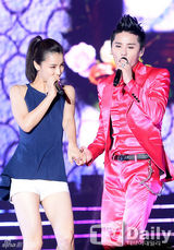 组图：JYJ金俊秀亮粉西装开唱 与女伴贴身辣舞