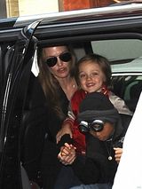 组图：朱莉带孩子们买玩具 龙凤胎儿子金发大眼