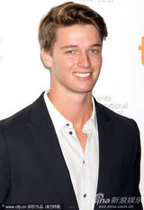 组图：莉莉亮相《作家们》首映 施瓦辛格儿子帅气