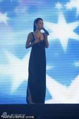 组图：张柏芝露背装献唱 捂胸口防走光