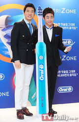 组图：韩星金明敏朴智彬亮相活动展翩翩风度