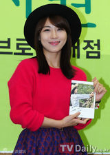 组图：韩星河智苑可爱迷你短裙亮相新书签名会