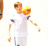 组图：贝克汉姆带三子玩球 父子享受运动乐趣