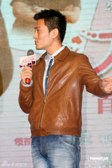 幻灯图集：小宋佳秀香肩 牵手于小伟演绎办公室恋情