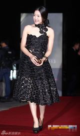 组图：高雅星亮相大钟红毯 露肩裙俏皮可爱