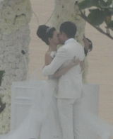 组图：大S纯白婚纱牵手新郎汪小菲出场 甜蜜拥吻