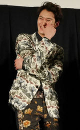 组图：冈田将生扮高中生尴尬 搭档忽那汐里默契