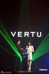 幻灯图：杨紫琼北京代言手机 潘粤明董洁携手亮相 