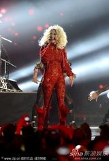 组图：Rita Ora撑黑伞演出 红色蕾丝连身裤秀身段