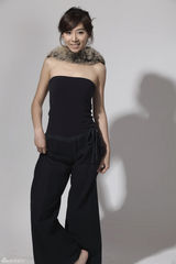 组图：芦菲黑色诱惑写真 营造完美时尚