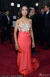 组图：凯莉-华盛顿嫩粉亮片鱼尾裙亮相红毯
