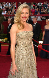 高清图：奥斯卡红毯 卡梅隆-迪亚兹金裙映衬小金人