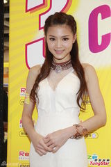 组图：周秀娜拍动作戏受伤 笑称要加片酬抵辛苦