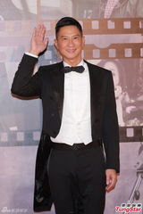 组图：张家辉黑燕尾服现身红毯 复古帅气