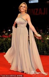 高清：《伤心小号曲》首映   女主角卡罗琳娜飘逸动人