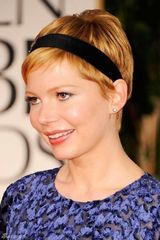 组图：金球奖红毯米歇尔-威廉姆斯天鹅绒蕾丝裙