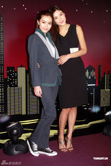 组图：乐基儿黑裙亮相高贵迷人 避谈与黎明造人计划