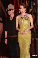 高清图：舒淇发型复古长裙性感 黄秋生装扮新潮