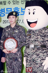 组图：SJ利特被任军务形象大使展刚强军人风范