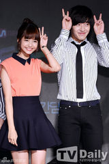 组图：河妍秀等宣传《Monster》比兔耳朵卖萌