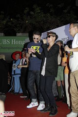 组图：何韵诗参与同志游行 父母支持下出柜