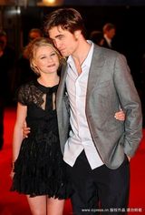 幻灯：《记住我》英国首映 帕丁森拥抱艾米莉似夫妻
