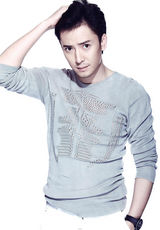 组图：韩栋时尚写真曝光目光如炬 蓄胡显熟男风范